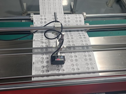 臺(tái)式電眼裁切機(jī)1.jpg